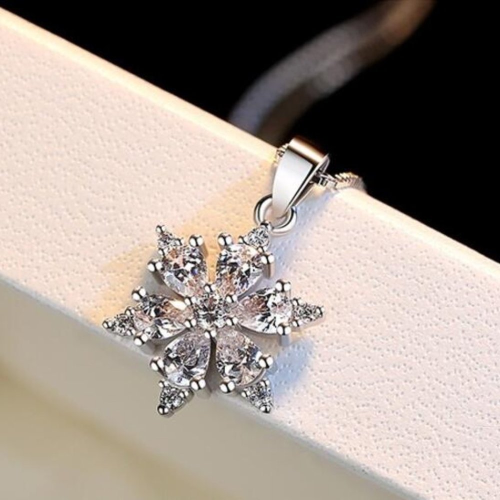 *NEW Sterling Silver Diamond Snowflake Necklace b - Picture 2 of 6